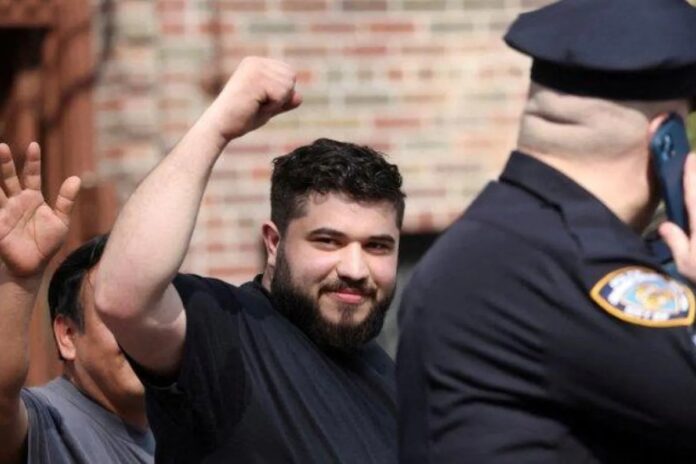 اعتقال شاب نيويورك اعتقال شاب في نيويورك بتهمة إشعال النار