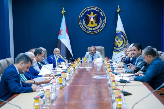 الانتقالي يحمّل العليمي والإخوان مسؤولية ما جرى في المكلا