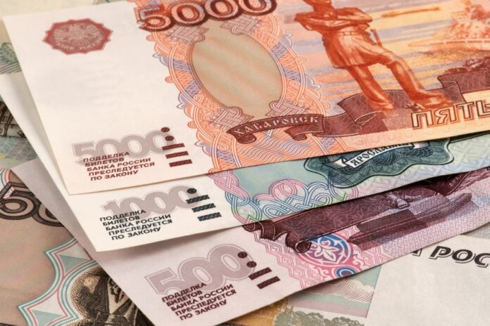 الروبل الروسي يسجل أقوى أداء عالمي أمام الدولار في 2025