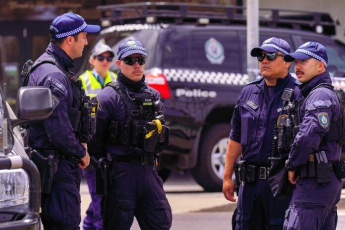 الشرطة سيدني الشرطة في سيدني تعتقل رجالاً بسبب عمل عنيف