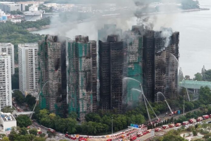 الصين تشدد قبضتها على الدعوات للمسؤولية بعد حريق هونغ كونغ