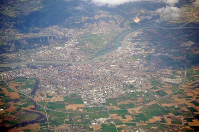 جوّي فالنس يعبر عن اشمئزازه من استخدام أغنيته دون إذن