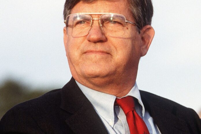 جيمس مارتن وخطيبته تفاصيل علاقة جيمس مارتن بخطيبته الأصغر