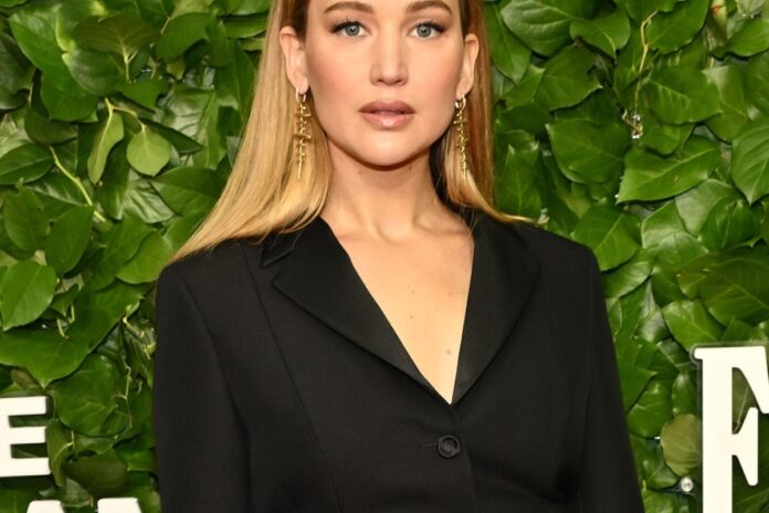 جينيفر لورانس وزوجها كوك ماروني في صورة نادرة