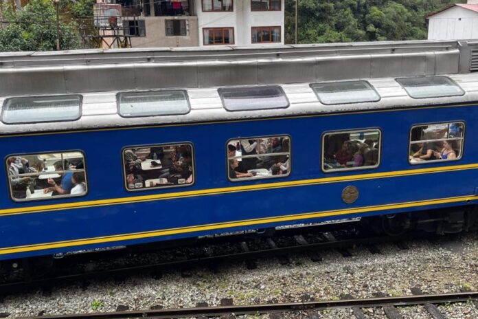 حادث اصطدام قطارين البيرو مقتل شخص وإصابة العشرات بحادث