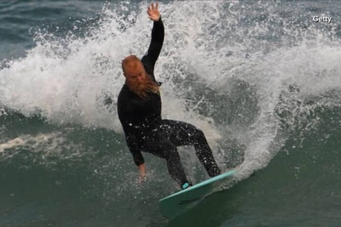 رقم قياسي ركوب الأمواج امرأة بريطانية تسجل رقماً قياسياً في