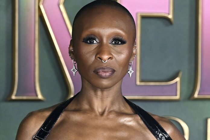 سينثيا إريفو تدافع عن “سترة الجنس” في “ويكد”