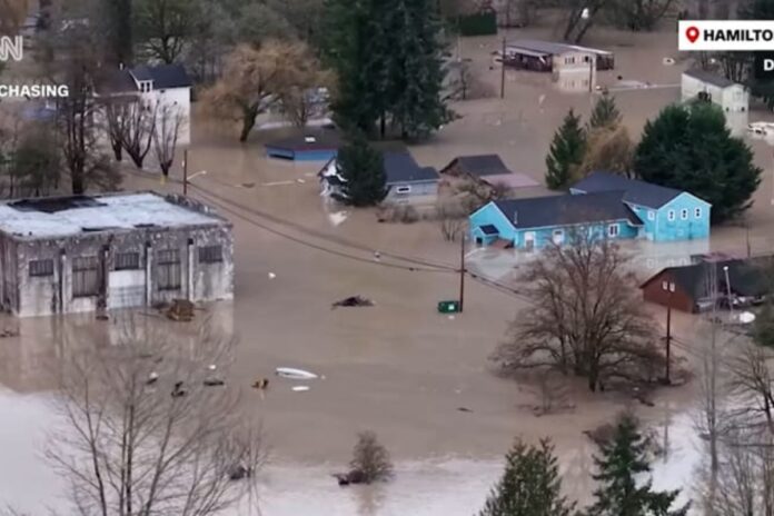 فيضانات واشنطن أمر آلاف الأشخاص بالإخلاء بسبب الفيضانات في