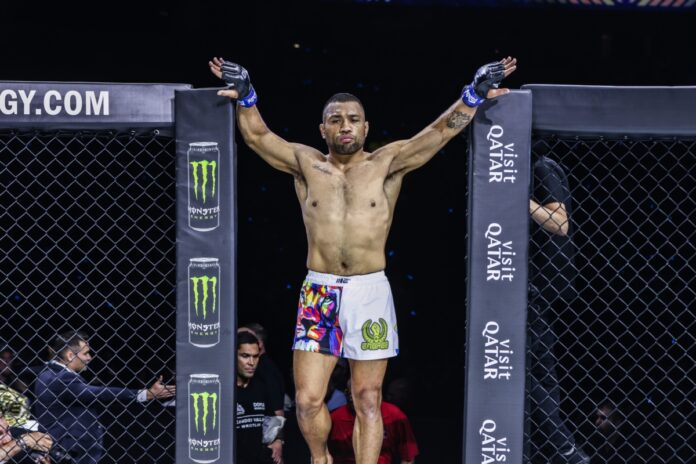 لحظة بطل فنون القتال يطرح مشتبهًا به في الاعتداء الجنسي