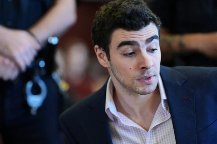 لويدجي مانجيوني يتعجب من الحضور في محكمة بنسلفانيا