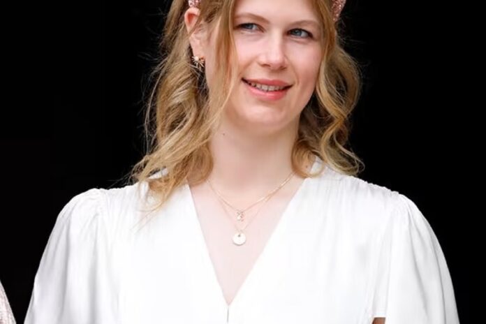 ليدي لويز ويندسور تجلس على أرضية قطار مزدحم لمدة ساعتين