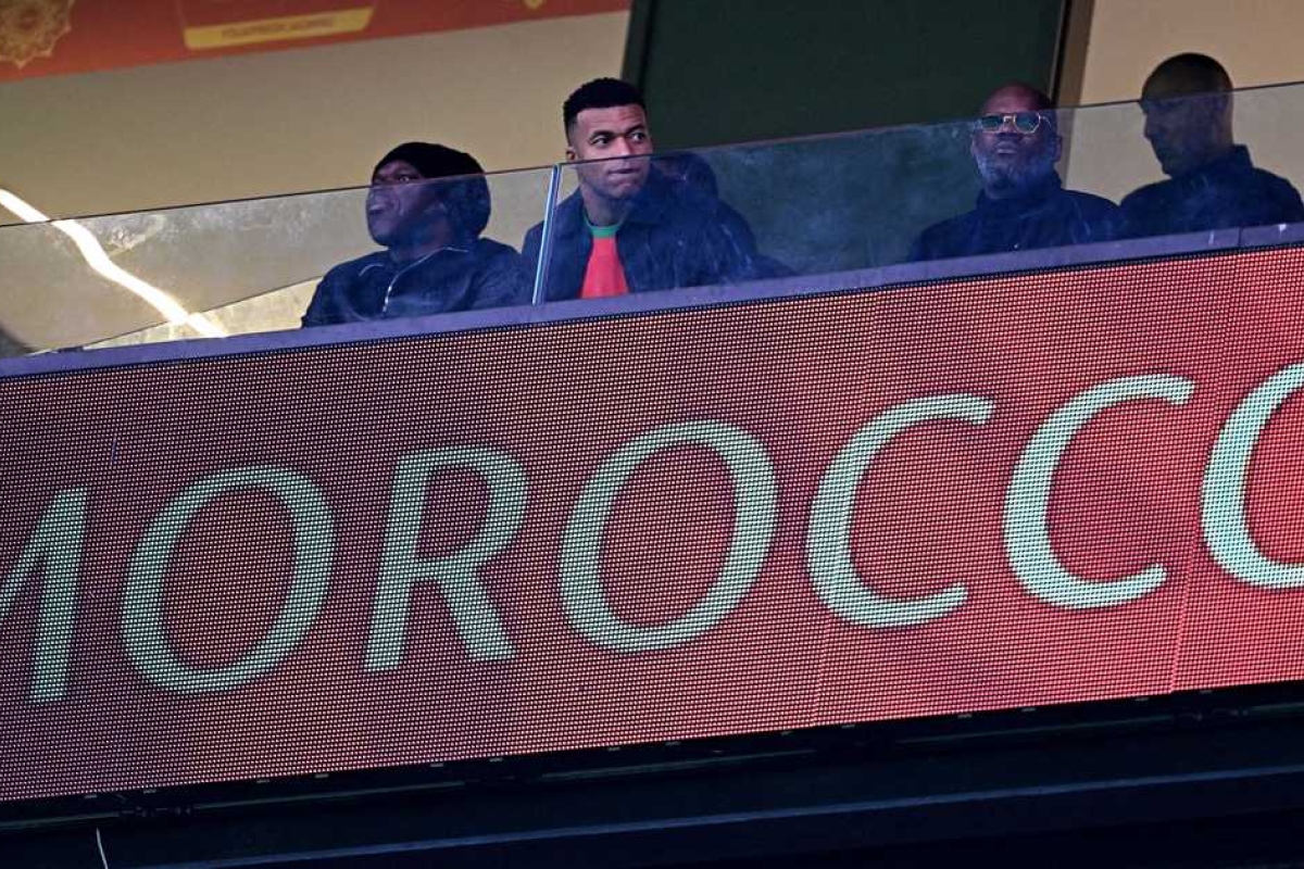 مبابي حكيمي فيديو: بقميص حكيمي.. مبابي يساند المغرب أمام