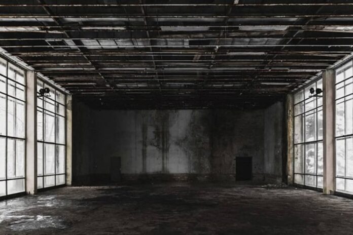 مستودع قدماً سكان غاضبون يتهمون مستودعاً بطول 60 قدماً