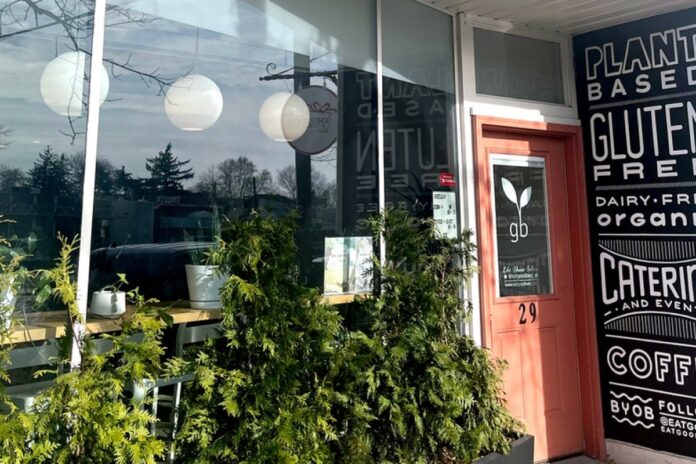 مطعم نباتي نشطاء نباتيون يهاجمون مطعماً بعد إضافة الدجاج