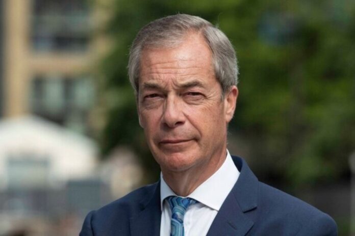 نيجل فاراج ينتقد بريطانيا كـ’جمهورية موز’ مع تأجيل