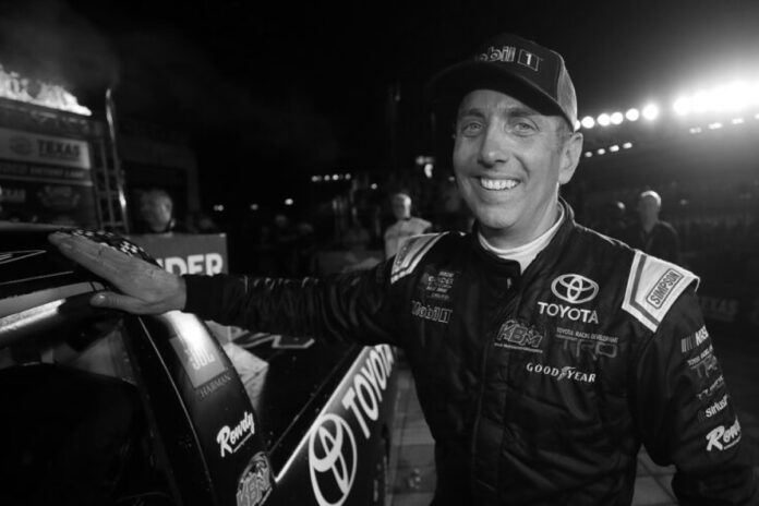 وفاة غريغ بيفل سائق ناسكار السابق وعائلته في حادث طائرة