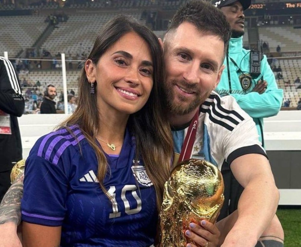 ميسي وزوجته عارضة أزياء تثير الجدل حول زوجته.. ميسي بين جدل - ميسي وزوجته