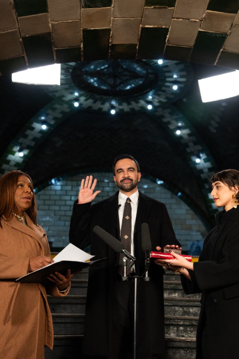 ممداني يؤدي اليمين على المصحف ويرسل رسائل رمزية إلى جميع - ممداني يؤدي اليمين