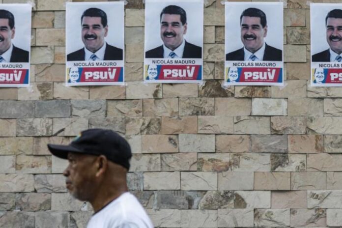 إزالة صور مادورو شوارع إزالة صور مادورو من شوارع فنزويلا