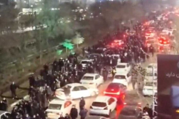 إيران: اعتقال 200 قائد احتجاج في خطوة لتخفيف الاضطرابات