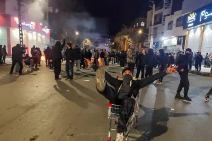 إيران تشهد احتجاجات عارمة وترامب يحذر من القمع