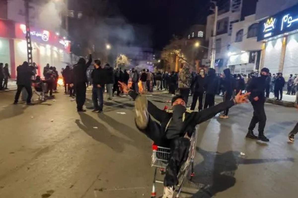 إيران تشهد احتجاجات عارمة وترامب يحذر من القمع