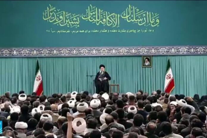 إيران تهدد برد قاسٍ على أي هجوم أمريكي وتحذر من عواقب