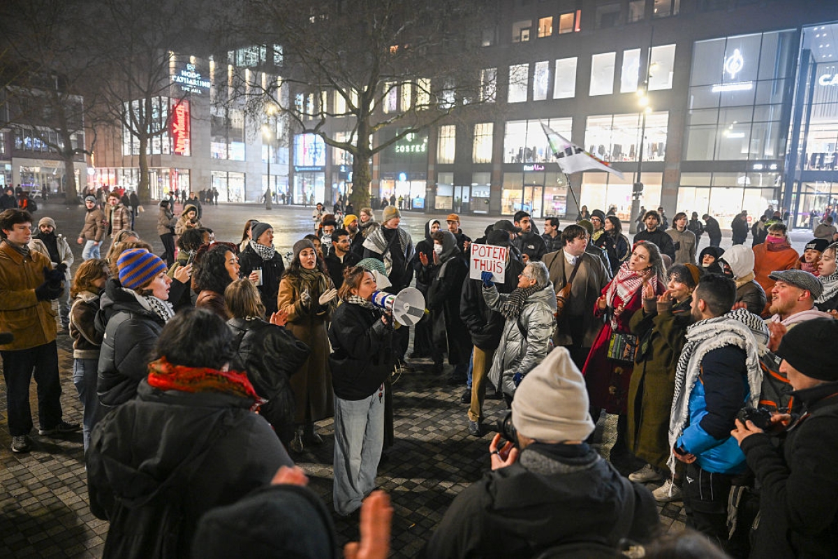 احتجاجات في هولندا تطالب بمحاسبة شرطي اعتدى على مسلمتين
