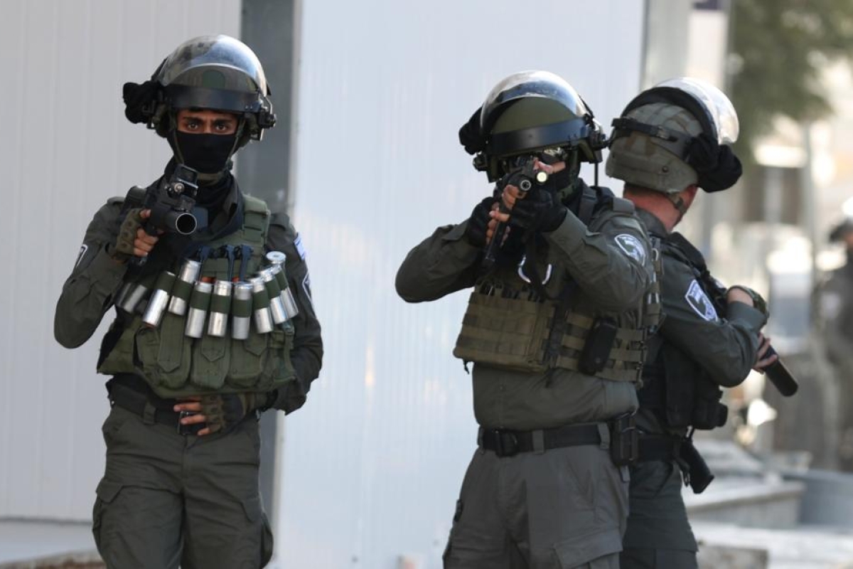 استشهاد شاب في الخليل واعتداءات مستوطنين على الفلسطينيين