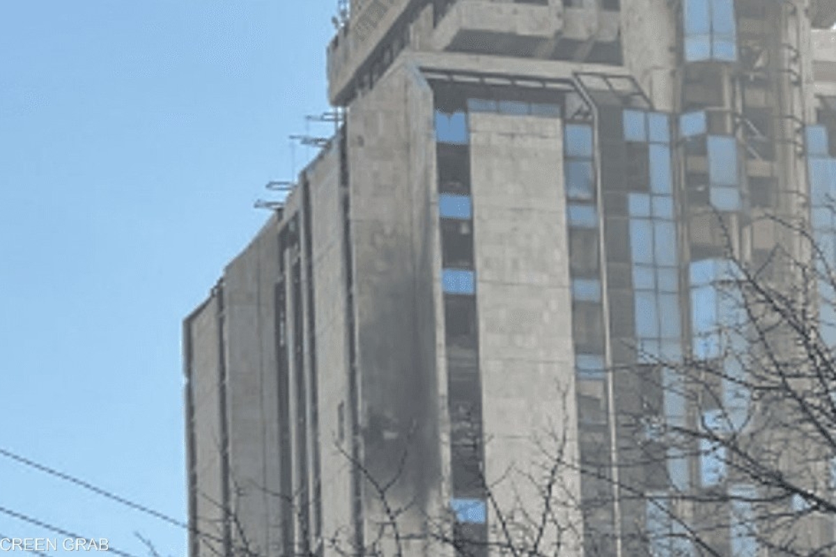 استهداف مبنى محافظة حلب بطائرة مسيرة خلال مؤتمر صحفي