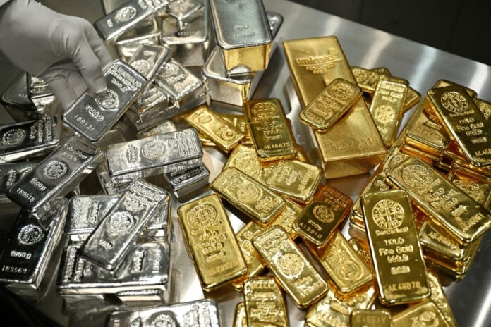 الفضة تتجاوز 90 دولارًا: هل يتبعها الذهب؟