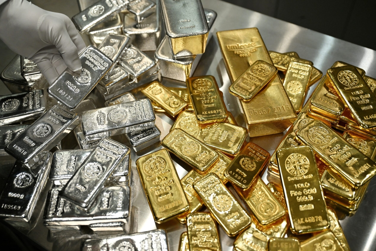 الفضة تتجاوز 90 دولارًا: هل يتبعها الذهب؟