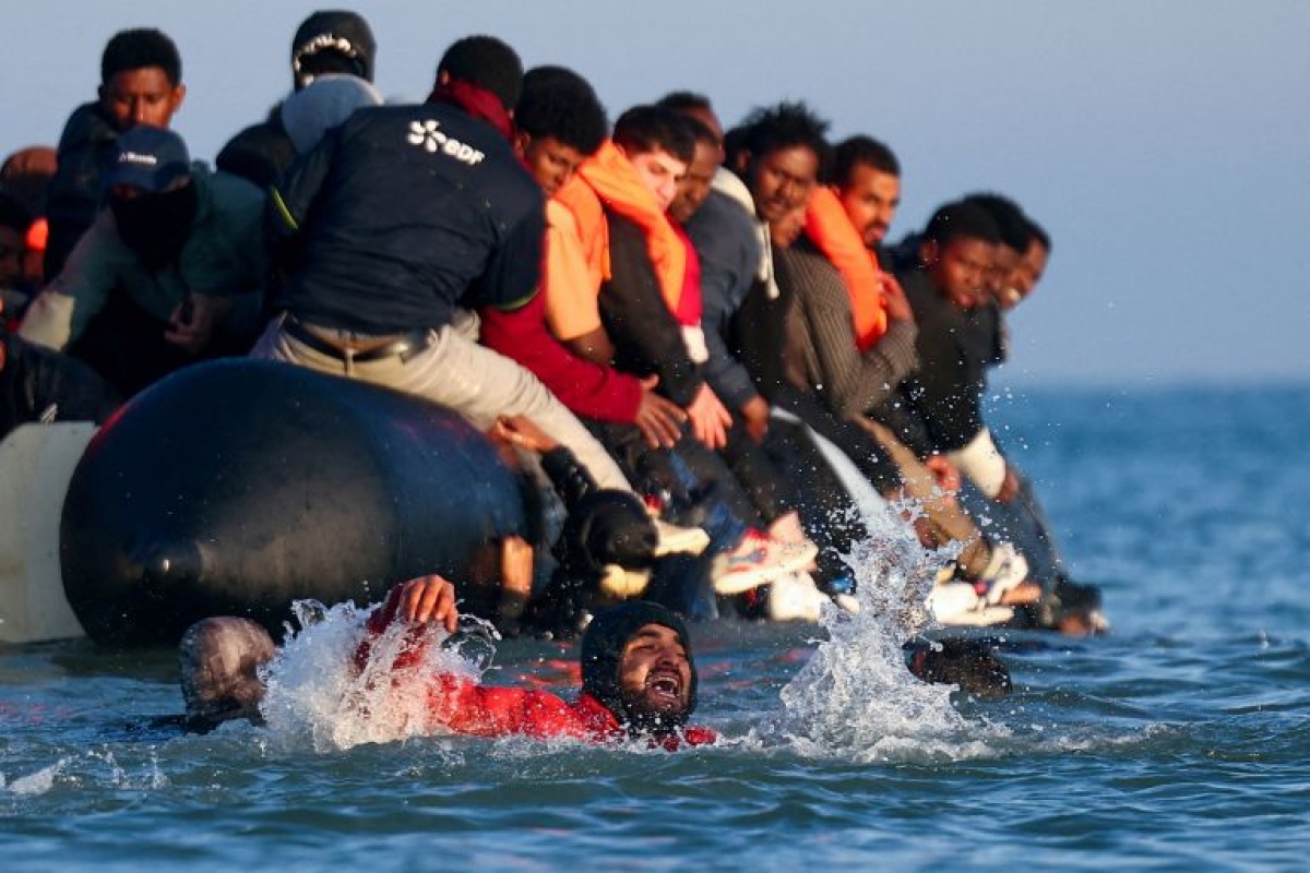 المهاجرين عبر المانش إلى أكثر من أربعين ألف مهاجر عبروا