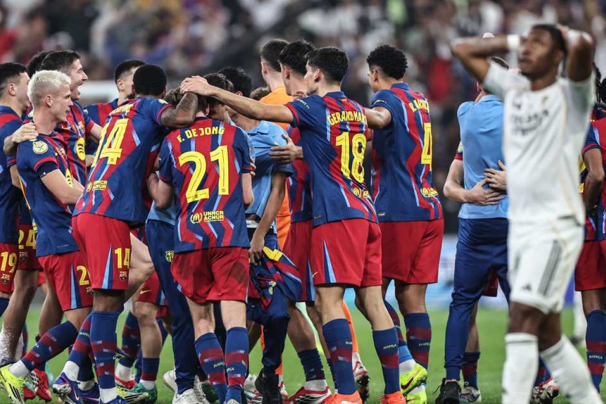 برشلونة يتوج بكأس السوبر الإسبانية بفوز مثير على ريال مدريد