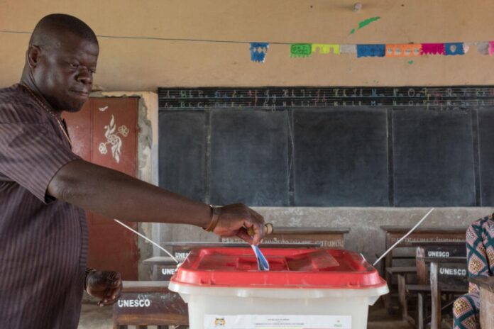 بنين تتوجه لصناديق الاقتراع بعد محاولة انقلاب فاشلة