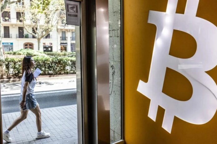 بيتكوين عند أعلى مستوى في ثلاثة أسابيع بعد الإطاحة بمادورو