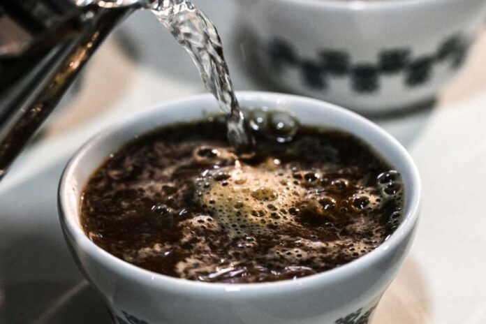 تأثير التوقف المفاجئ عن الكافيين: ما يجب معرفته