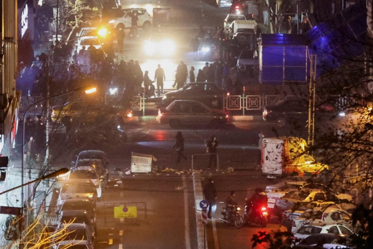 ترمب يحذر الإيرانيين ويطالب الأمريكيين بمغادرة إيران