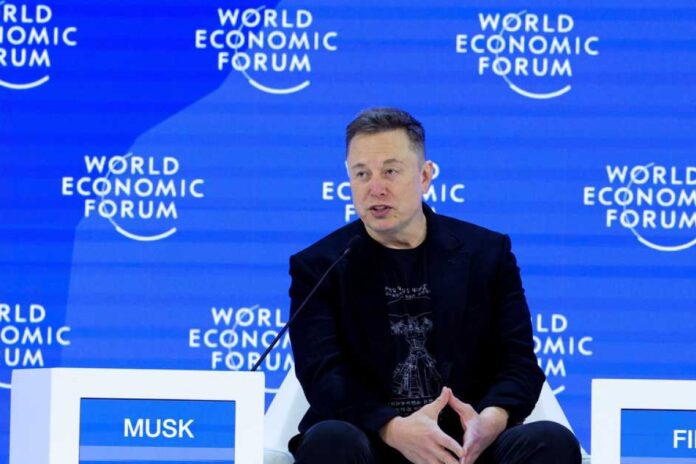 تسلا تستعد لإطلاق روبوتات شبيهة بالبشر بحلول 2027