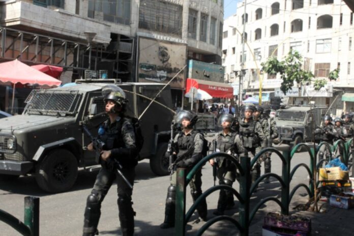 حملة اعتقالات في الضفة: 15 فلسطينيًا تحت الاحتلال