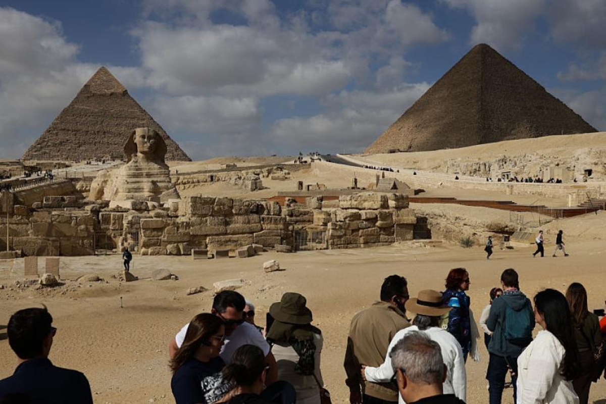 عاملة نظافة تسرق الأضواء في الأهرامات وتُكرم بجدارة