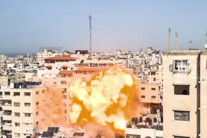 غارات إسرائيلية تعصف بغزة: 28 شهيداً بينهم نساء وأطفال