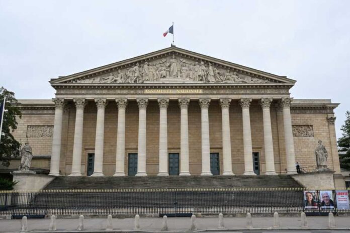 فرنسا تدرس تصنيف الإخوان كمنظمة إرهابية