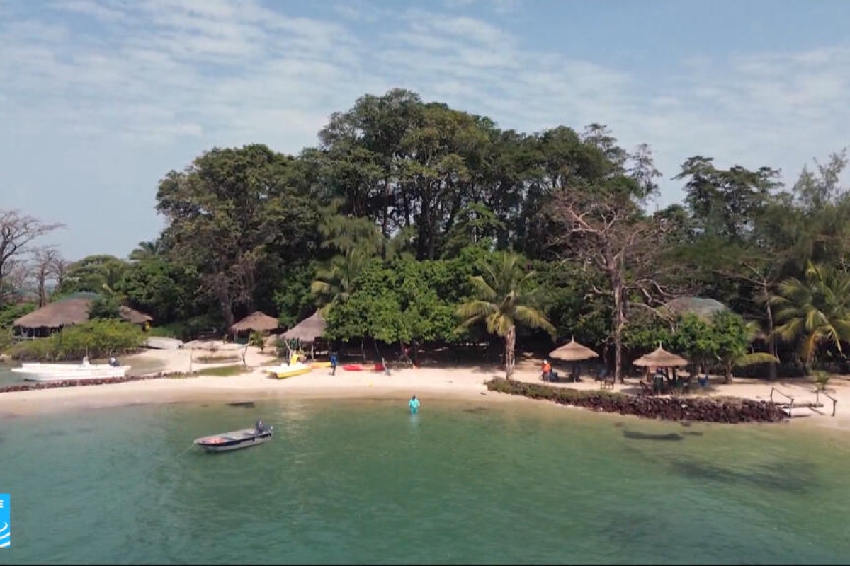 فرنسيون يغامرون بحياتهم في أماكن نائية حول العالم