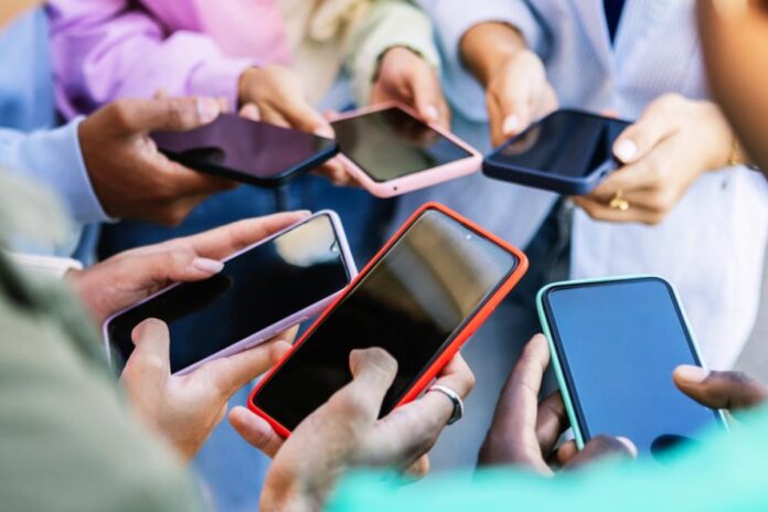 كيف يهدد الترند الفردية والمعرفة في عصر السرعة؟