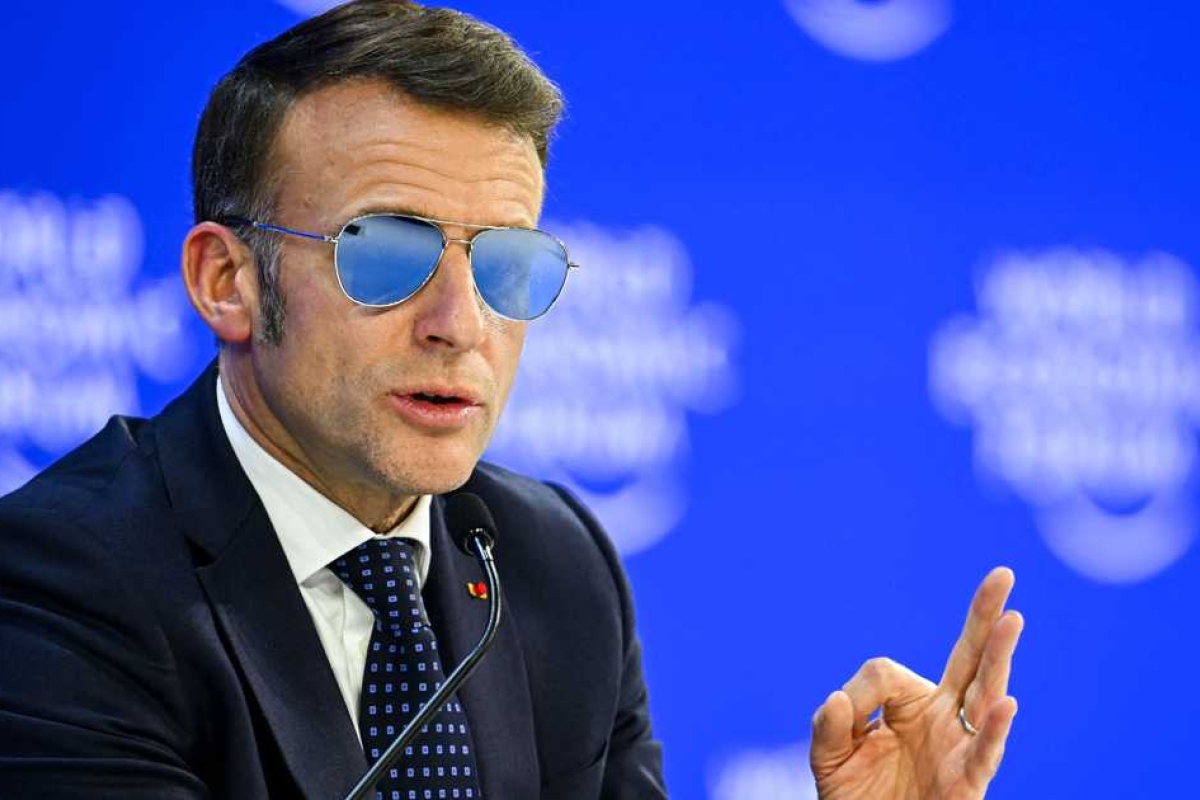 ماكرون يرتدي نظارات شمسية زرقاء في دافوس: ما القصة؟