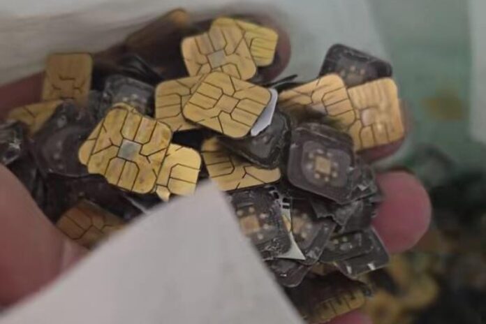 مدوّن صيني يستخرج 191 غرامًا من الذهب من الهواتف القديمة!