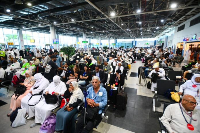 مسافرة صينية تحول الانتظار في مطار القاهرة إلى نشاط مبهج