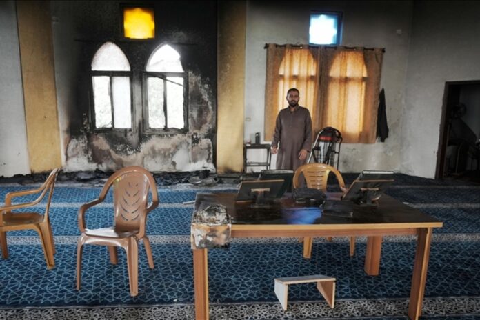 مستوطنون يهاجمون مسجد بيت الشيخ في خربة طانا