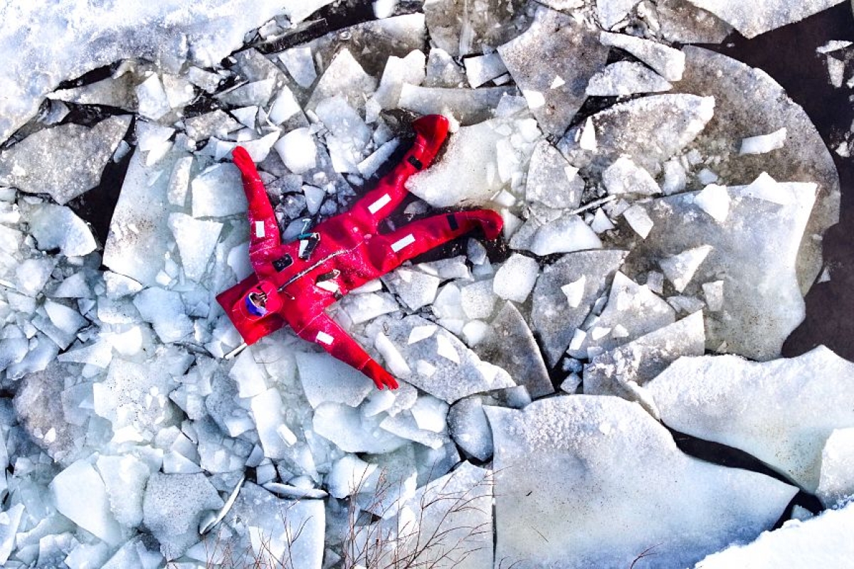 إنقاذ شجعان: 3 شبان ينجون من مياه خليج جامايكا المتجمدة